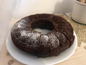 un pastel de chocolate en un plato en una mesa en R&B MiDora, en Módena