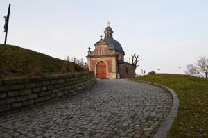 ein kleines Gebäude auf einem Hügel mit einer Backsteinstraße in der Unterkunft Fine Fleur in Geraardsbergen