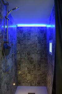 インペリアにあるIl Giardino di Gio'のバスルーム(青色の照明付きシャワー付)