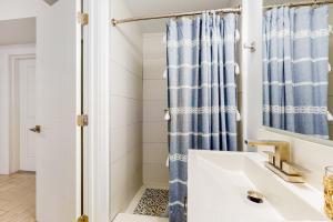 Koupelna v ubytování Corner Kay + 20 fotografií