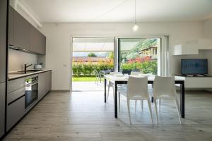 een keuken en eetkamer met een tafel en stoelen bij Casa Marianna in Gravedona