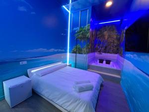 a bedroom with a bed with a aquarium in the window at Habitacion con jacuzzi y baño privado in Madrid