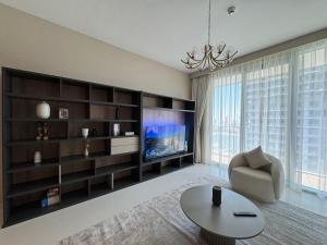 TV a/nebo společenská místnost v ubytování 1BR Luxurious Beachfront Apartment