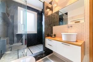 une salle de bain avec un lavabo et une douche en verre dans l'établissement Derio Aeropuerto, à Derio 18 autres photos