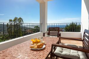 un tavolo con un piatto di cibo su un balcone di Villa near San Antonio a San Antonio