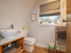 a bathroom with a sink and a toilet at Oh Deer in Ashbourne