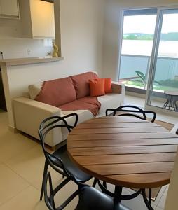 a living room with a table and a couch at Edifício Infinite in Ribeirão Preto