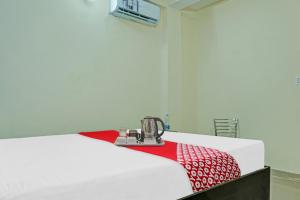 een kamer met een bed met een naaimachine erop bij Flagship Hotel Tulsi Inn in Dānāpur
