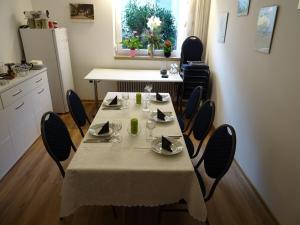 einen Tisch in einer Küche mit einem weißen Tischtuch drauf in der Unterkunft Aparthotel Zum Dom in Kleinblittersdorf