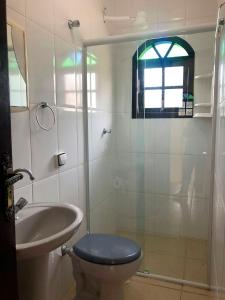 y baño con ducha, aseo y lavamanos. en Casa em Ubatuba - Perequê-Mirim, en Ubatuba