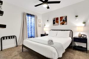Habitación blanca con cama y ventana en Artsy - A Birdy Vacation Rental, en San Antonio