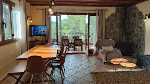 Vilanova de EscornalbouにあるAldeaMia, Cozy villa for 8 people, pool, mountain view, beach at 8 minのダイニングルーム(テーブル、椅子、暖炉付)