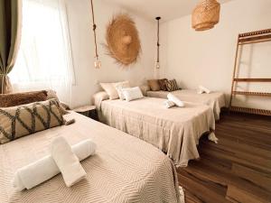 Chakra House Fuerteventura - Affordable Rooms in a Cozy Guesthouse客房内的一张或多张床位