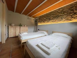 En eller flere senge i et værelse på El Vespelló + 14 billeder