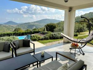 een woonkamer met uitzicht op de bergen bij Motovun view villa in Motovun