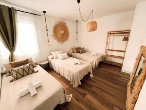 Chakra House Fuerteventura - Affordable Rooms in a Cozy Guesthouse客房内的一张或多张床位