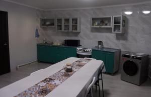 Kuhinja ili čajna kuhinja u objektu Backpackers Almaty