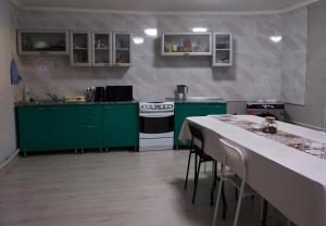 Kuhinja ili čajna kuhinja u objektu Backpackers Almaty