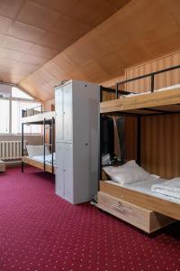 Krevet ili kreveti na kat u jedinici u objektu Backpackers Almaty