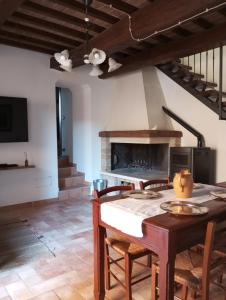 sala de estar con mesa y chimenea en OLEA casa vacanze en Todi