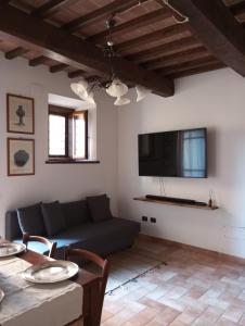 a living room with a couch and a tv at OLEA casa vacanze in Todi