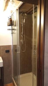 y baño con ducha y puerta de cristal. en OLEA casa vacanze en Todi