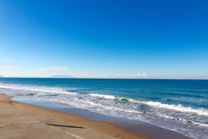 a view of the ocean from the beach at Rif. B12 - DELFINO 2 in San Vincenzo