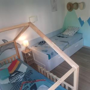 a room with two bunk beds in a room at La petite Niçoise au Jacuzzi à 3 min de la mer in Nice