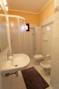 La salle de bains est pourvue d'un lavabo, de toilettes et d'une douche. dans l'établissement Rif. B16 - MEDITERRANEO, à San Vincenzo