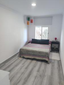 Una cama o camas en una habitación de Planta independiente en Villa Primavera