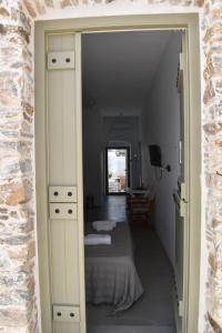 eine Tür zu einem Schlafzimmer mit einem Bett in der Unterkunft Chora Cozy Studios in Kythnos