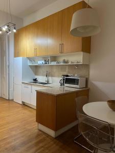 - une cuisine avec un comptoir, un four micro-ondes et une table dans l'établissement Apartamento no Centro de Lisboa, à Lisbonne