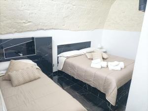 een slaapkamer met een groot bed en een bank bij Newhouse Rooms BLACK & WHITE in Modugno