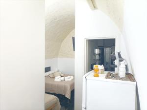 モドゥーニョにあるNewhouse Rooms BLACK & WHITEのベッドと鏡付きの部屋