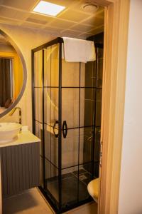 een badkamer met een glazen douche en een wastafel bij Mahall Hotel in Istanbul
