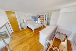Habitación blanca con cama y suelo de madera. en Central Nottingham sleeps up to 4 en Nottingham