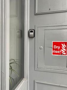 una señal roja en una puerta con una señal de prueba seca en ella en Central Nottingham sleeps up to 4, en Nottingham