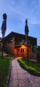 una casa de madera con un camino delante de ella en Villa Shalom en Santa Rosa de Copán