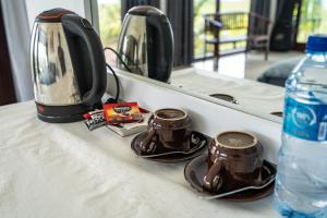 a counter with a mirror and two cups of chocolate at Pini Sentana Village in Nusa Penida