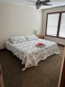 1 dormitorio con cama con edredón en Luxury Beach Side Home II home, en North Camellia Acres