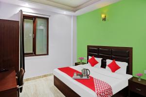 Postel nebo postele na pokoji v ubytování Hotel O Kailash Near Iskcon Temple Noida
