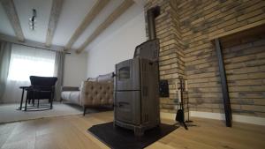 een woonkamer met een open haard en een bakstenen muur bij Apartman Trebevic-Sarajevo in Dovlići