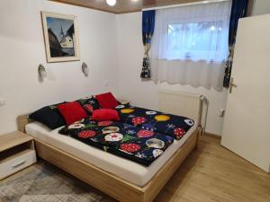 克拉尼斯卡戈拉Apartment Stefka的一间卧室配有一张床和被子