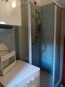 une petite salle de bain avec douche et toilettes dans l'établissement Luce, à Côme 22 autres photos