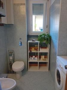 une petite salle de bain avec toilettes et lavabo dans l'établissement Luce, à Côme