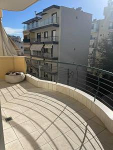 einen Balkon mit Blick auf ein Gebäude in der Unterkunft Honeybee Apartment in Thessaloniki