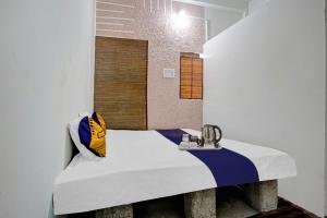 SPOT ON Friends Service Appartment في ناغبور: غرفة فيها سرير ومغسلة