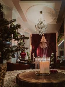 Dervish Han Boutique Hotel في إسطنبول: طاولة مع شمعة على طاولة مع شجرة عيد الميلاد