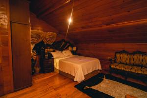 1 dormitorio con 1 cama y 1 sofá en una habitación en Villa Shalom en Santa Rosa de Copán