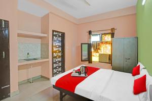 Un dormitorio con una cama roja y blanca y una ventana en Flagship Second Home Guest House Near Omaxe Celebration Mall en Gurgaon